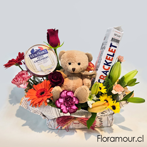 Arreglo con un osito de peluche, flores frescas, queso Camembert y Crackelet, perfecto para un regalo especial (marca de ques&oacute; podr&iacute;a cambiar seg&uacute;n disponobilidad).